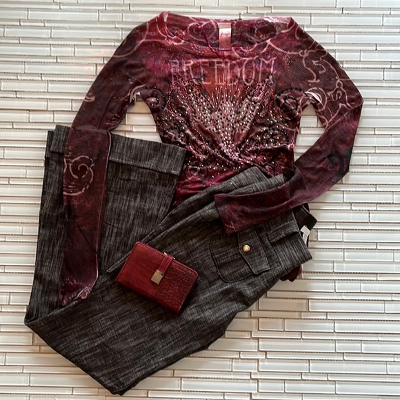 Guess form fitted soft top. All three items included here❤️ Pants & wrist wallet - Picture 1 of 4